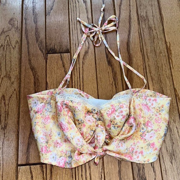 Heavy manners waitin’ on a sunny day silk crop top - Picture 2 of 5